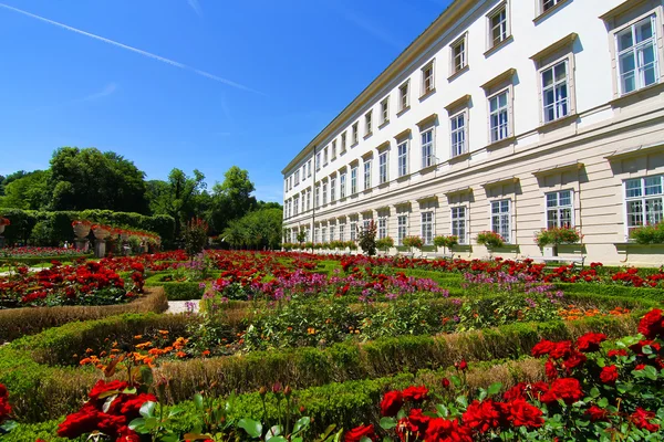 De beroemde Mirabell Paleis in Salzburg — Stockfoto