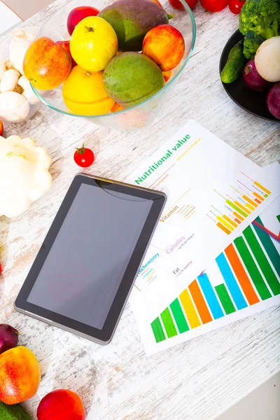 Nutrición saludable y tableta — Foto de Stock