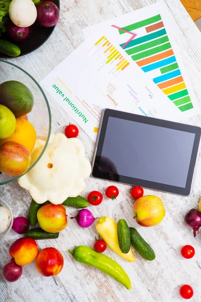 Nutrición saludable y tableta — Foto de Stock