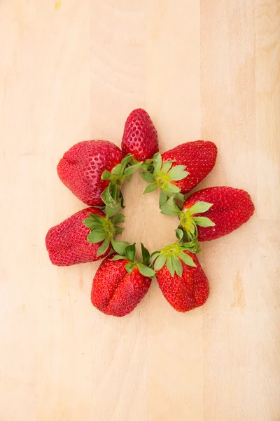 Färska jordgubbar i köket. — Stockfoto