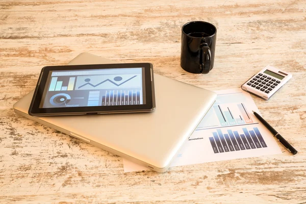 Análise de negócios com um Tablet PC e um Laptop — Fotografia de Stock