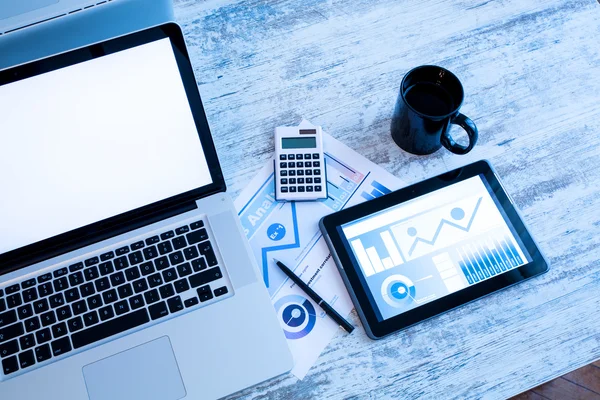 Business Analytics with a Tablet PC and a Laptop — Stock Photo, Image