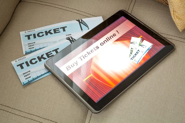 Koop film Tickets online met een Tablet Pc — Stockfoto