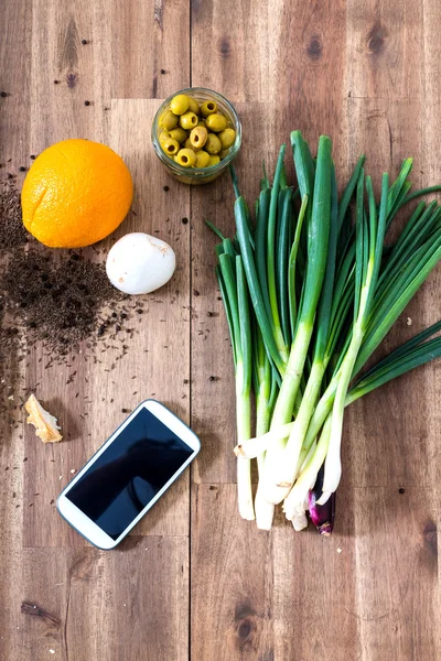 Ekologická kuchyně se smartphonem — Stock fotografie