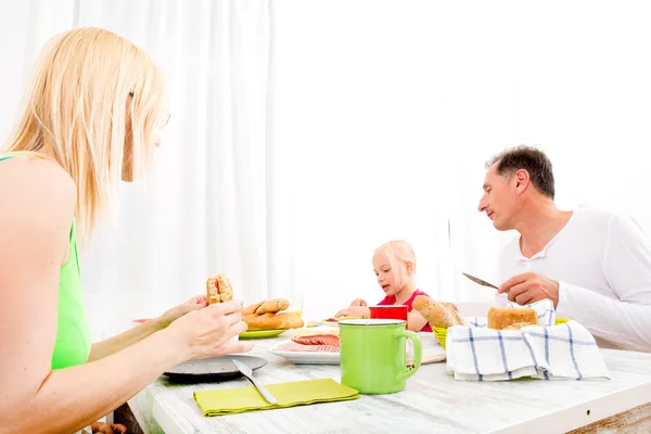 Familia desayunando — Foto de Stock