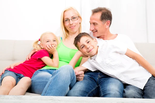 Gelukkige familie op de Bank — Stockfoto