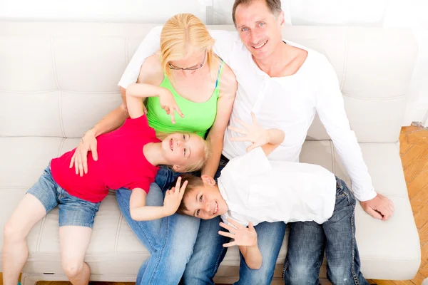 Gelukkige familie op de Bank — Stockfoto