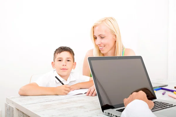 Moeder en zoon maken huiswerk — Stockfoto