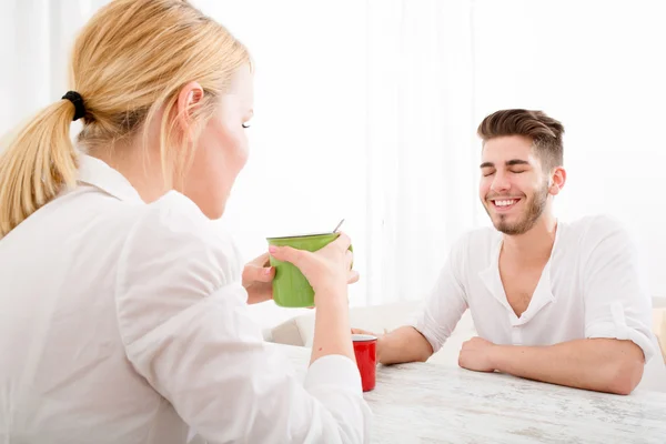 Jong koppel met een koffiepauze — Stockfoto