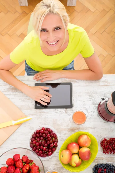 Femme mûre profiter d'un smoothie — Photo