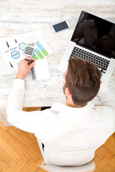 Jonge man met een laptopcomputer — Stockfoto