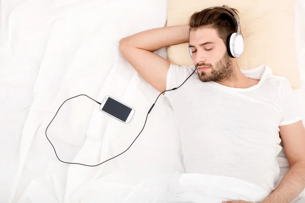 Retrato de jovem com fones de ouvido — Fotografia de Stock