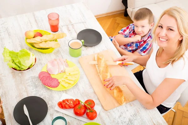 Gelukkig gezin ontbijten thuis — Stockfoto