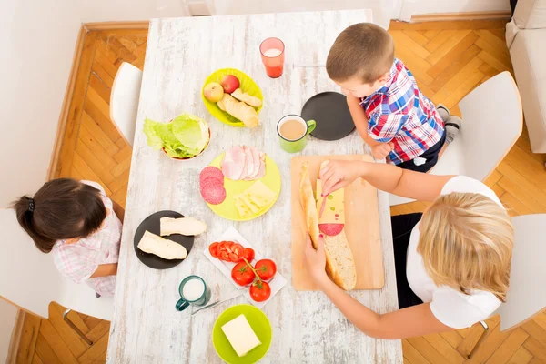Gelukkig gezin ontbijten thuis — Stockfoto