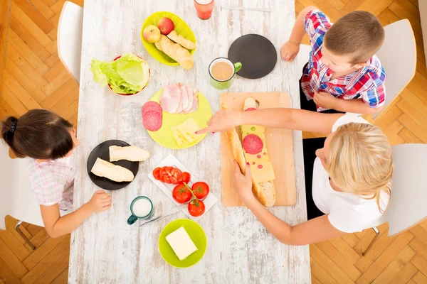 Gelukkig gezin ontbijten thuis — Stockfoto