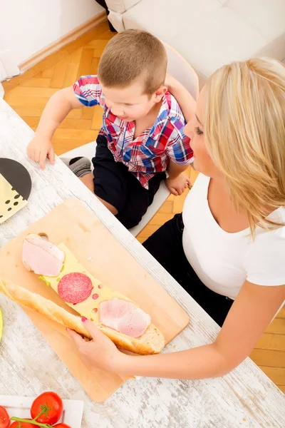 Gelukkig gezin ontbijten thuis — Stockfoto