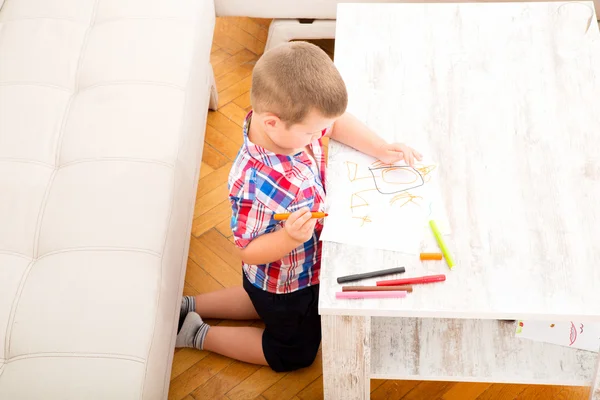 Jongen plezier thuis — Stockfoto