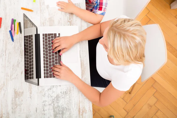 Mutter und Sohn mit Laptop zu Hause — Stockfoto