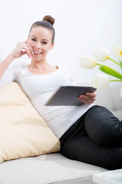 Leuke jonge vrouw ontspannen op de Bank — Stockfoto