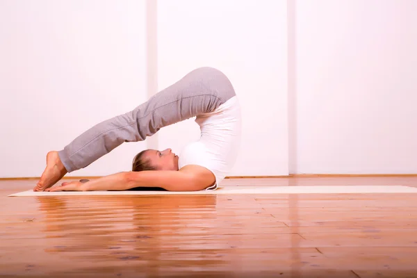 Vrouw die yoga beoefent in een studio — Stockfoto