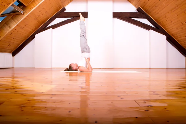 Mujer practicando Yoga en un Estudio —  Fotos de Stock