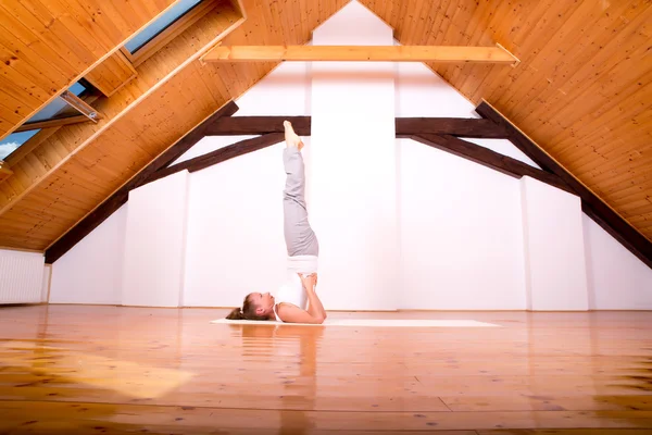 Vrouw die yoga beoefent in een studio — Stockfoto