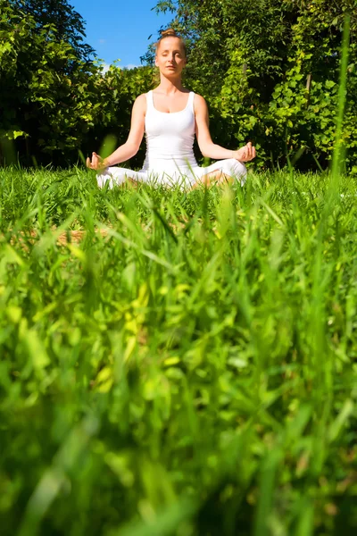 Meditando no parque — Fotografia de Stock