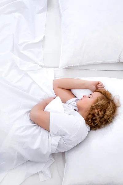 ベッドで寝てる若い女 — ストック写真