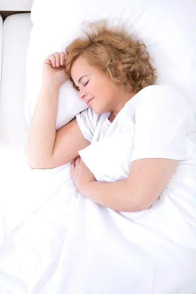 Joven mujer durmiendo en la cama — Foto de Stock