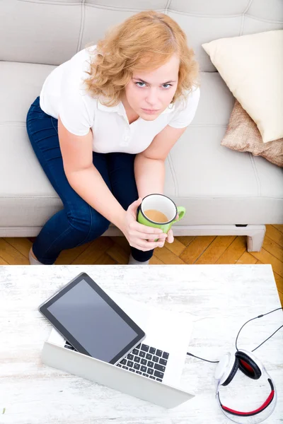 Mujer joven en el sofá con Gadgets — Foto de Stock