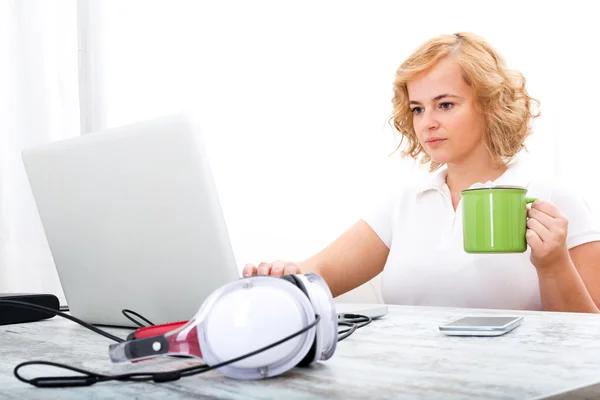 Femme au bureau à la maison — Photo