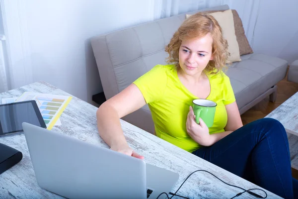 Junge Plus-Size-Frau arbeitet nachts am Laptop — Stockfoto