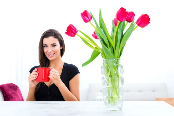 Jeune belle femme boire du café à la maison — Photo