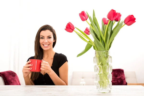 Jovem mulher bonita bebendo café em casa — Fotografia de Stock