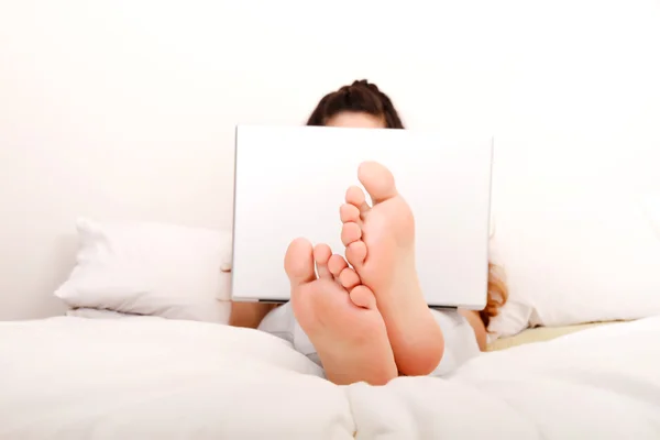 Ontspannen in het bed — Stockfoto