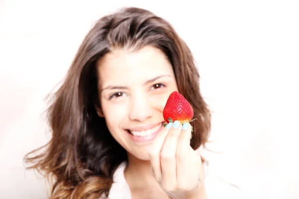 Vrouw die aardbeien eet — Stockfoto