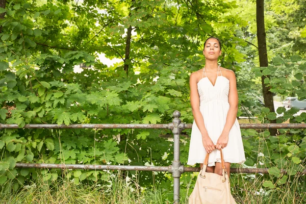 Jeune fille dans le parc — Photo