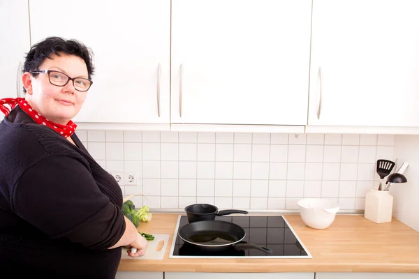 Femme coupe et friture concombre — Photo