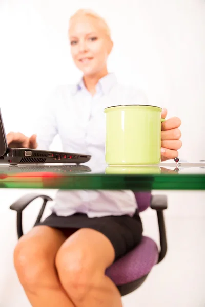 Secretaris met een kopje koffie — Stockfoto