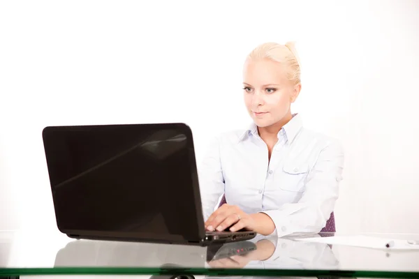 Blonde Sekretärin arbeitet an einem Laptop — Stockfoto