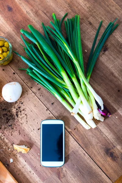 Bioküche mit Smartphone — Stockfoto