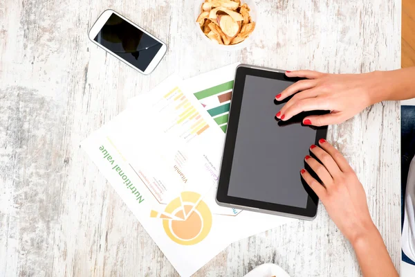 Jeune belle femme avec une tablette PC à la maison — Photo