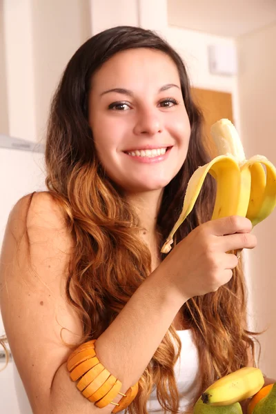 Junge Frau isst eine Banane — Stockfoto