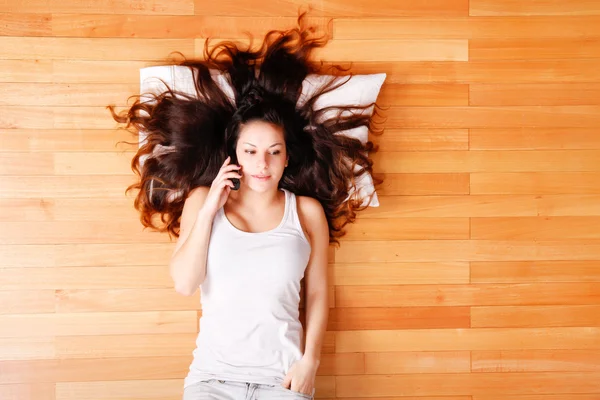 Jonge vrouw met telefoon — Stockfoto