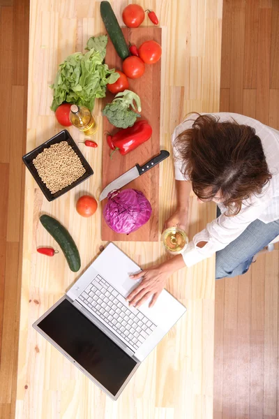 Kvinna och Internet matlagning — Stockfoto