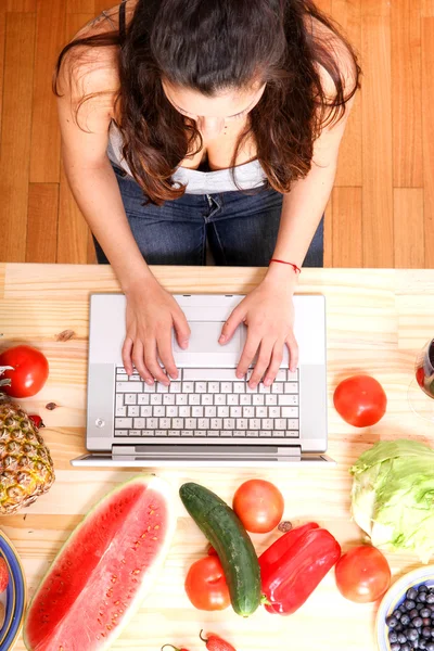 Cozinhar com alguma ajuda de um laptop . — Fotografia de Stock