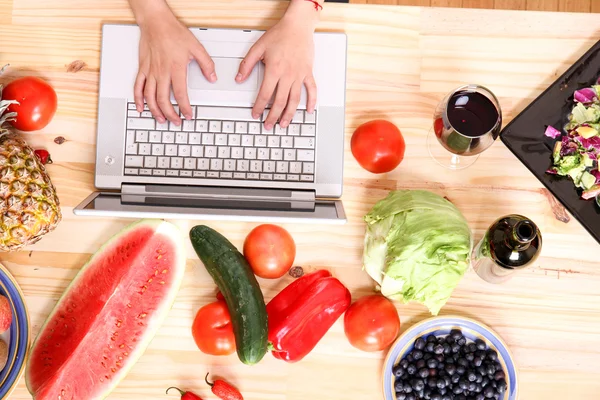 Cocinar con ayuda de un ordenador portátil . — Foto de Stock