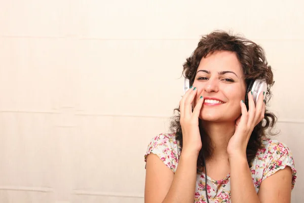 Mulher ouvindo música — Fotografia de Stock