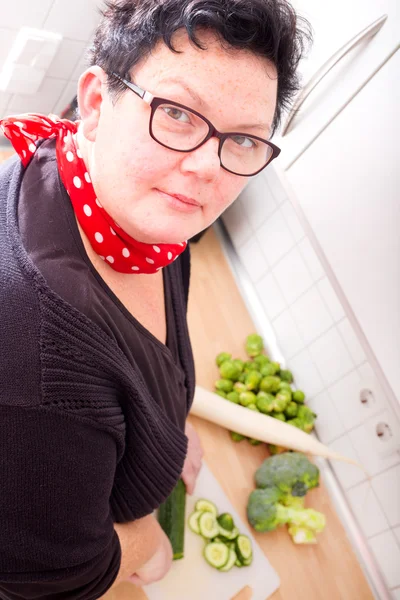 Femme coupant des légumes — Photo