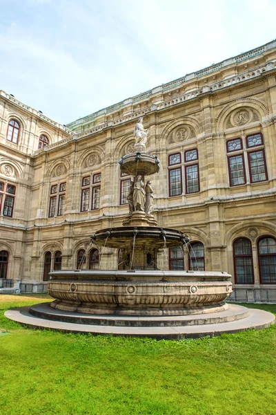 在维也纳歌剧院的喷泉 — 图库照片